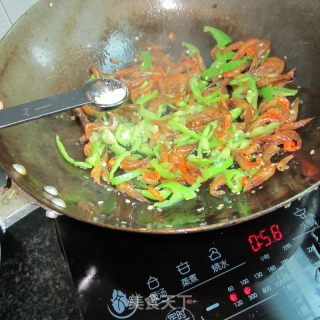 青椒丝炒干虾的做法步骤：9