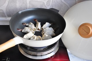 抱蛋鲜肉虾饺的做法步骤：7