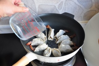 抱蛋鲜肉虾饺的做法步骤：8