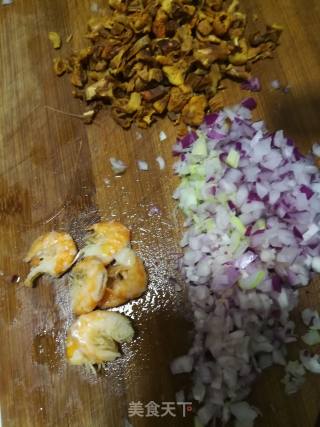 松茸菇虾干猪肉丸子的做法步骤：1