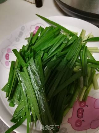 韭菜炒虾的做法步骤：2