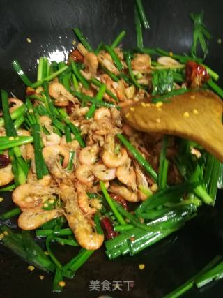 韭菜炒虾的做法步骤：4