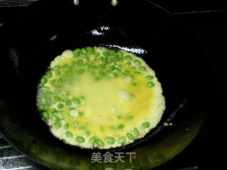 毛豆虾干炒鸡蛋的做法步骤：4