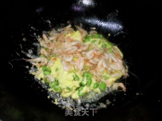 毛豆虾干炒鸡蛋的做法步骤：6