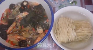 海鲜火锅食材组合的做法步骤：2