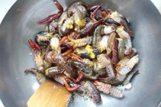 原汁原味吃龙虾——清炒小龙虾的做法步骤：5