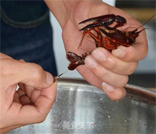 潜江风味油焖大虾的做法步骤：2