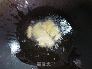 酸菜炒小龙虾的做法步骤：2