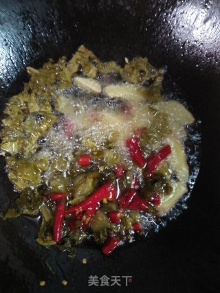 酸菜炒小龙虾的做法步骤：3