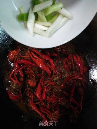 酸菜炒小龙虾的做法步骤：8