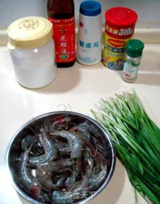 春季养生菜“韭菜炒青虾”的做法步骤：1
