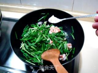 春季养生菜“韭菜炒青虾”的做法步骤：8