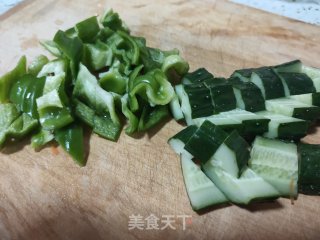 青虾炒辣椒的做法步骤：4