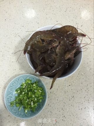 【义乌】豆瓣葱香炒虾的做法步骤：1
