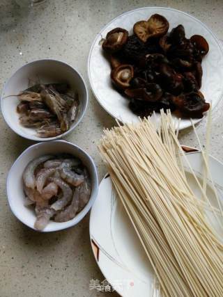 菌菇虾仁汤的做法步骤：1