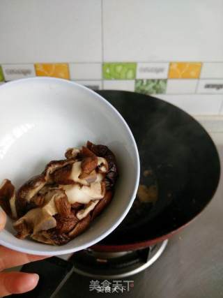 菌菇虾仁汤的做法步骤：3