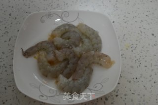 莲藕炒手剥虾的做法步骤：2