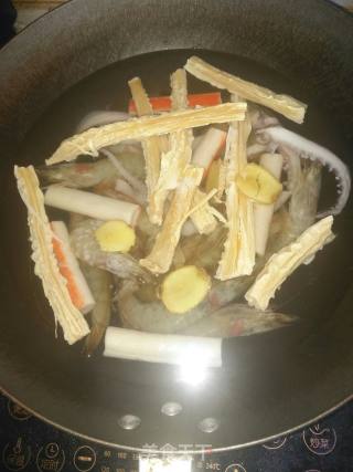 海鲜味串串香火锅的做法步骤：1