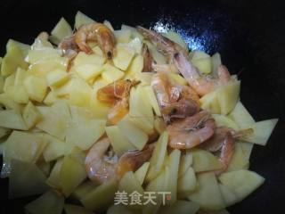 青虾土豆炒辣子的做法步骤：7
