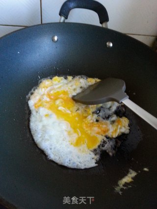 丝瓜虾仁炒鸡蛋的做法步骤：1