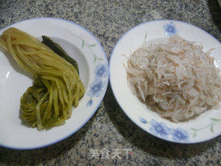 雪菜炒白虾米的做法步骤：1