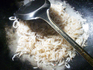 雪菜炒白虾米的做法步骤：4