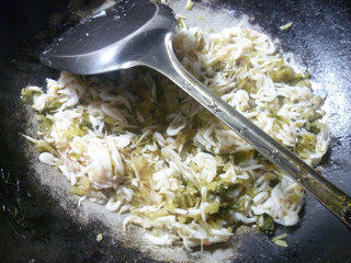 雪菜炒白虾米的做法步骤：5