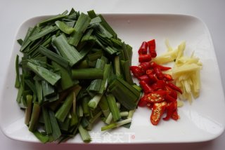 【天津】韭菜炒河虾的做法步骤：2