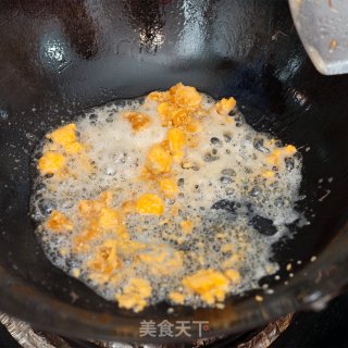 咸蛋黄炒小河虾的做法步骤：4
