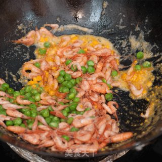 咸蛋黄炒小河虾的做法步骤：5