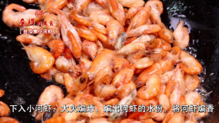 丝瓜煮河虾的做法步骤：3