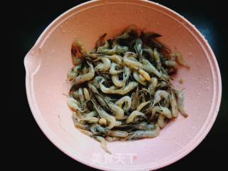 蒜苔木耳炒小河虾的做法步骤：1