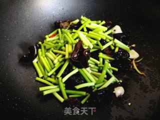 蒜苔木耳炒小河虾的做法步骤：8