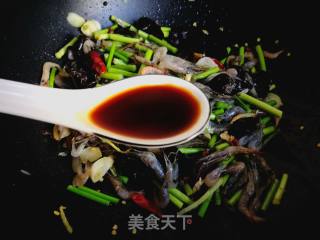 蒜苔木耳炒小河虾的做法步骤：10