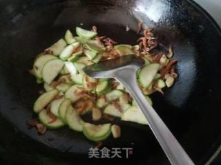 西葫芦炒河虾的做法步骤：8
