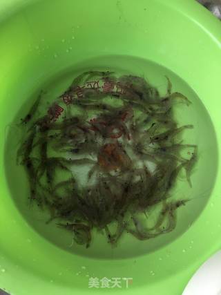 青椒小河虾的做法步骤：1