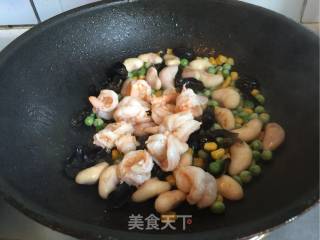 菱角米炒虾仁的做法步骤：8