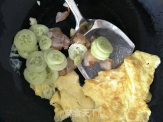 黄瓜虾仁炒蛋的做法步骤：5