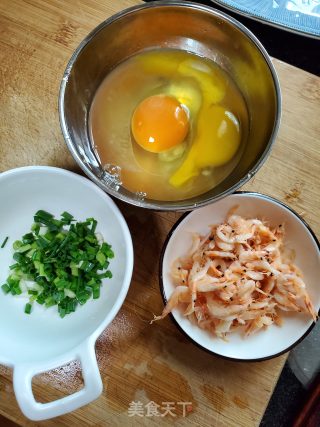 樱花虾煎蛋的做法步骤：1