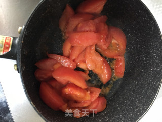 西红柿虾滑汤的做法步骤：2