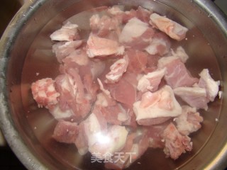 红焖羊肉火锅和水果拼盘的做法步骤：1
