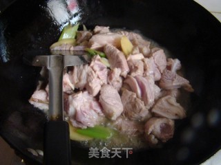 红焖羊肉火锅和水果拼盘的做法步骤：3