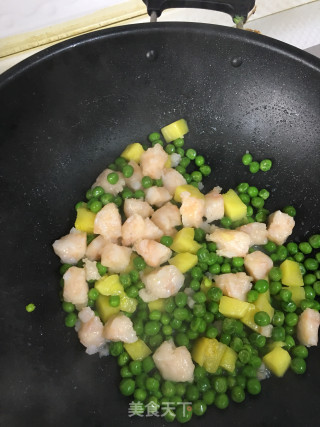 豌豆菠萝炒虾滑的做法步骤：7