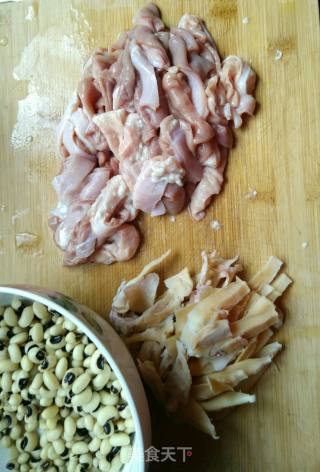墨鱼猪肚炖饭豆的做法步骤：2