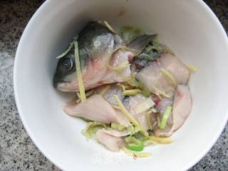 剁椒海鲜火锅的做法步骤：1