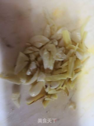 墨鱼煸炒蒜苔的做法步骤：4