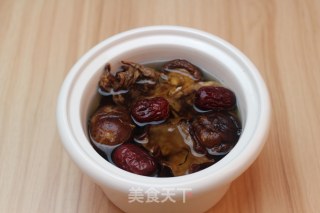 广东老火靓汤-香菇木耳墨鱼汤的做法步骤：1