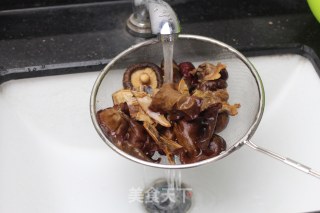 广东老火靓汤-香菇木耳墨鱼汤的做法步骤：2
