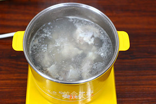 广东老火靓汤-香菇木耳墨鱼汤的做法步骤：3