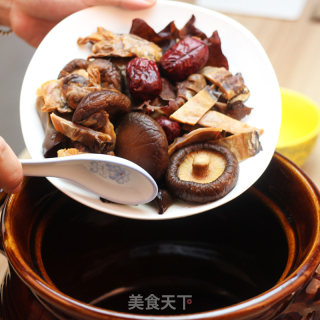 广东老火靓汤-香菇木耳墨鱼汤的做法步骤：4